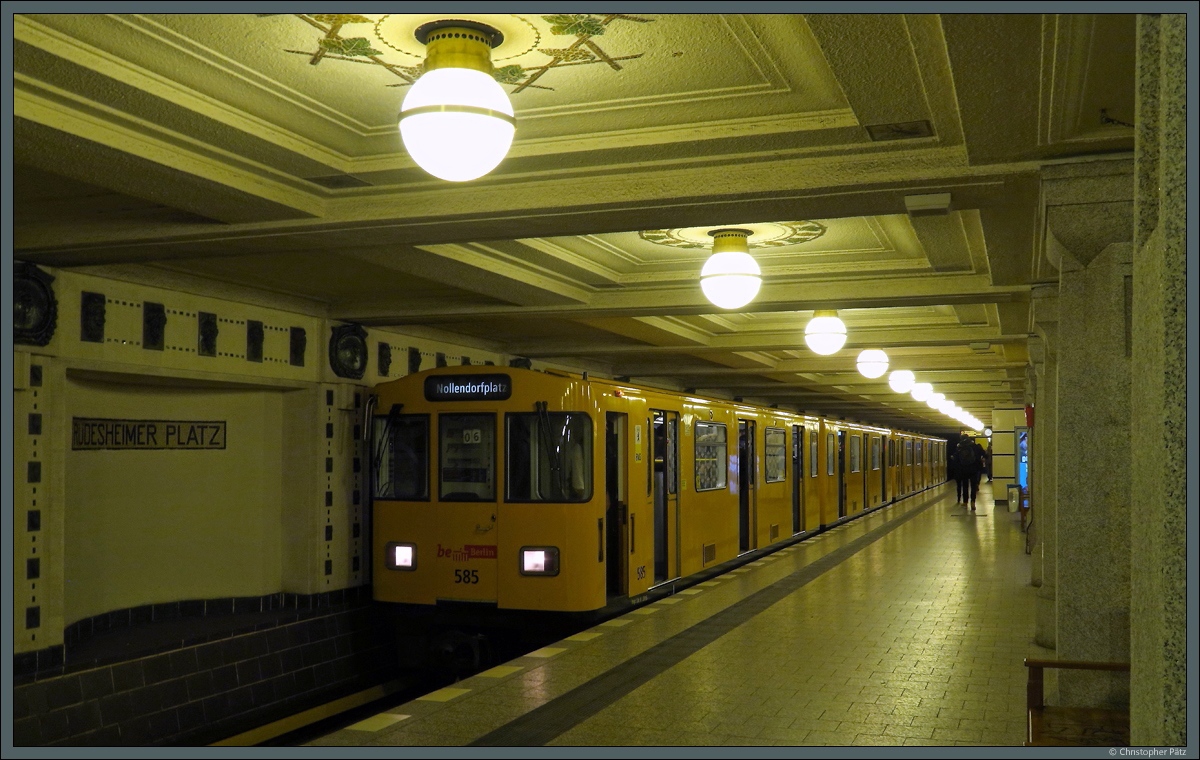Tw 585 am 22.01.2018 in der 1913 eröffneten Station Rüdesheimer Platz.