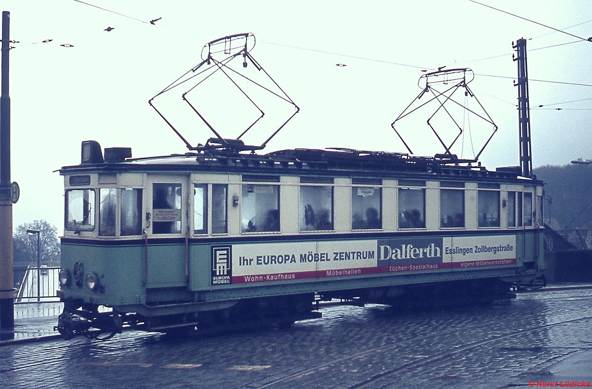 Tw 6 der Straßenbahn Esslingen-Nellingen-Denkendorf (END) Ende Dezember 1974 auf der Pliensaubrücke in Esslingen. Leider ist die Fotoqualität nur mäßig, da es bei meinem Besuch in Strömen regnete. Zu einer weiteren Visite kam es leider nicht mehr, denn diese interessante, erst 1926 eröffnete Bahn wurde schon am 28.02.1978 stillgelegt.