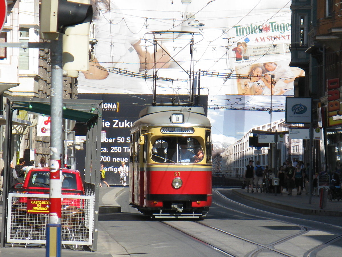 Tw. 61 der Tiroler Museumsbahnen (Lohner/Lizenz Duewag 4-achser) als Zubringer zum Localbahnmuseum bei der Hst. Anichstraße in Innsbruck. Aufgenommen 30.8.2008.