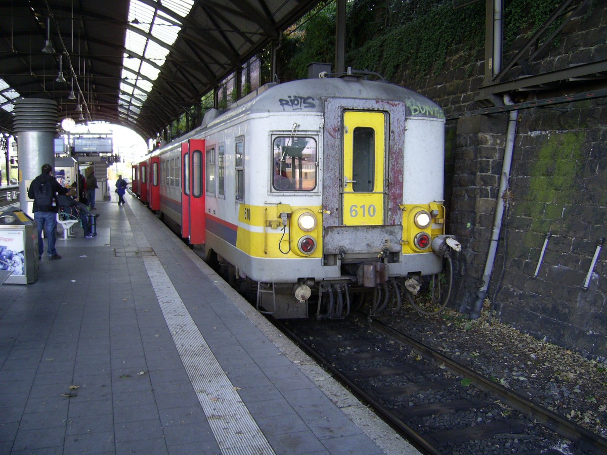 Tw 610 der SNCB als RE/IR nach Lttich. Selten ist ein modernisierter AM 66 in Aachen zusehen. (Sa,19.10.13)
