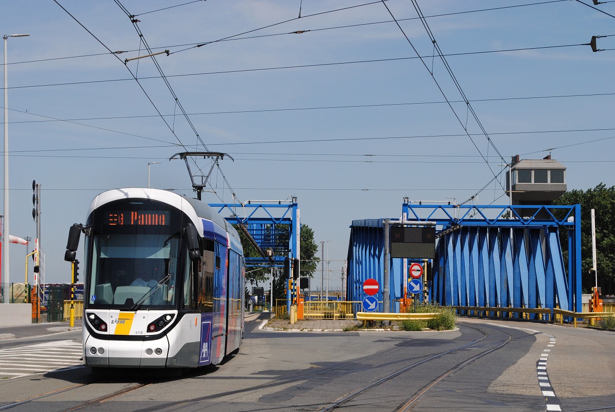 Tw. 6118 hat in Zeebrügge die Zugbrücke des Boudewijnkanaals befahren und setzt seine Fahrt nun Richtung Oostende und De Panne fort. (15.06.2022)