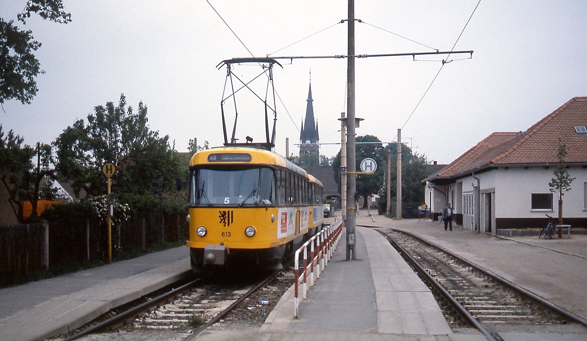 Tw 613 der Dredner Straßenbahn wartet in der Endhaltstelle Weinböhla auf Fahrgäste Richtung Südvorstadt (Anfang Mai 1993)
