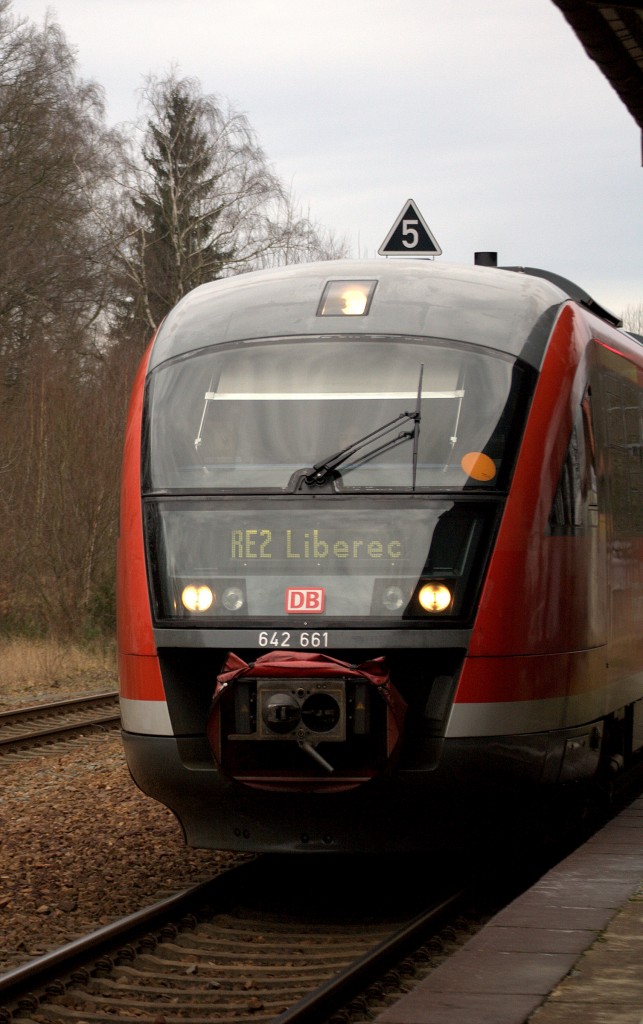 TW 642 661 unterwegs nach Liberec(CSR).Ob seine Höchstgeschwindigkeit nur 50 km/H betragen darf ?Wie man auf Grund des Dachschildes vermuten könnte.28.12.2013 
11:50 Uhr.