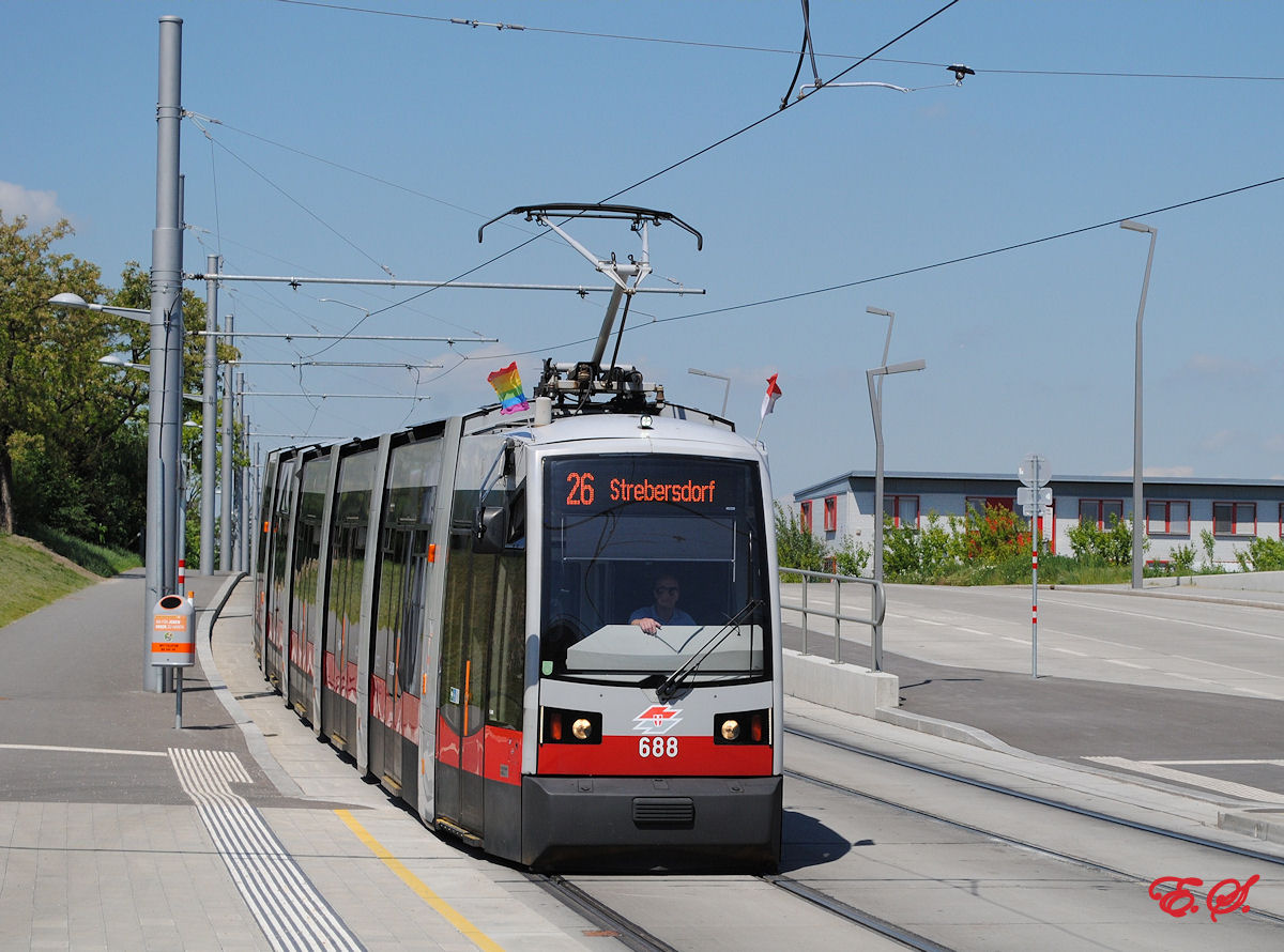 Tw. 688 bei der Einfahrt in die Endstelle Hausfeldstraße. (21.05.2014)