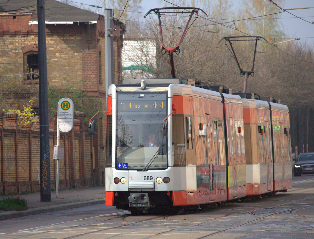 TW 689 der Linie 10 an  der Haltestelle  Betriebshof Freiimfelder Straße.
05.04.2019  16:15 Uhr.