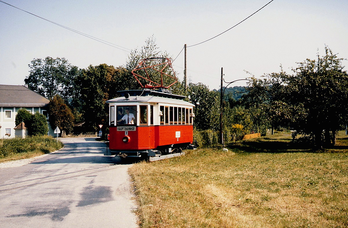 Tw 7 der Florianerbahn passiert im Juli 1991 auf der Fahrt von St. Florian nach Pichling vorsichtig eine Straßenkreuzung bei Taunleiten