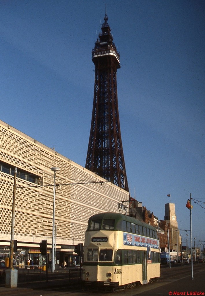 Tw 704 der Straßenbahn Blackpool im April 1992 am Tower. Die  Balloon -Doppeldecker lieferte English Elektric in den Jahren 1934 und 1935. Der 158 m hohe Tower wurde 1894 nach dem Vorbild des Eiffelturms gebaut.