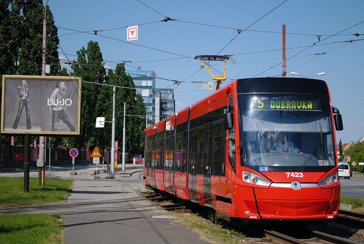 Tw. 7423 in der Racianska ulica auf Höhe der Remise Krasnany. ( 07.05.2016 ) 
