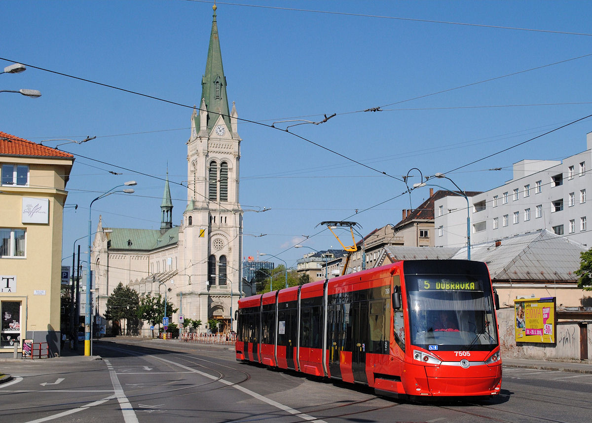 Tw. 7505 in der Radlinskeho ulica, links im Bild die Abzweigung der Strecke zum Hauptbahnhof. ( 07.05.2016 ) 
