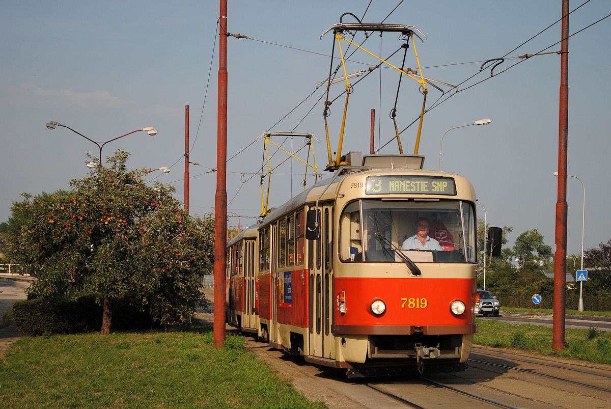 Tw. 7819 + 7820 bei der Ausfahrt aus der Endstelle Rača. ( 27.08.2015 ) 