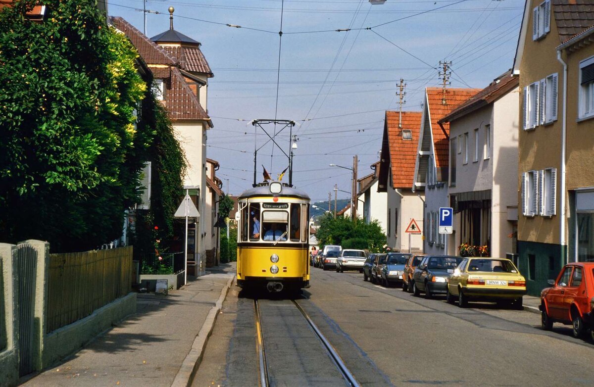 TW 802 (MF Esslingen Serie T2) und Beiwagen 1605 (Serie B2  Schiffchen  ) befahren die lange Gerlinger Straßenbahnschleife quer durch die Stadt.
Datum: 26.09.1986
