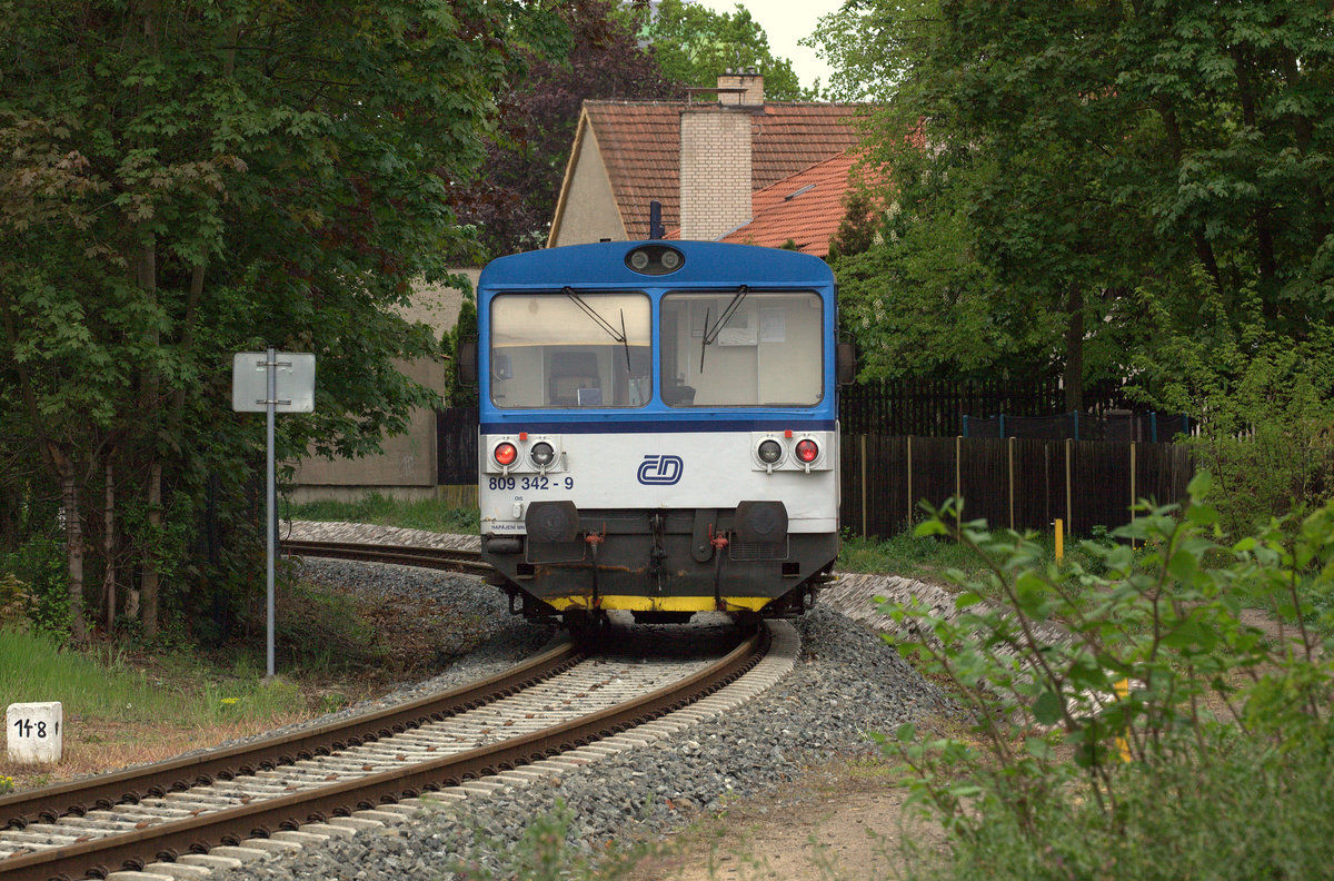 TW 809 342-9 aus Neratovice, Richtung Celakovive ausfahrend.27.04.2019 09:30 Uhr.