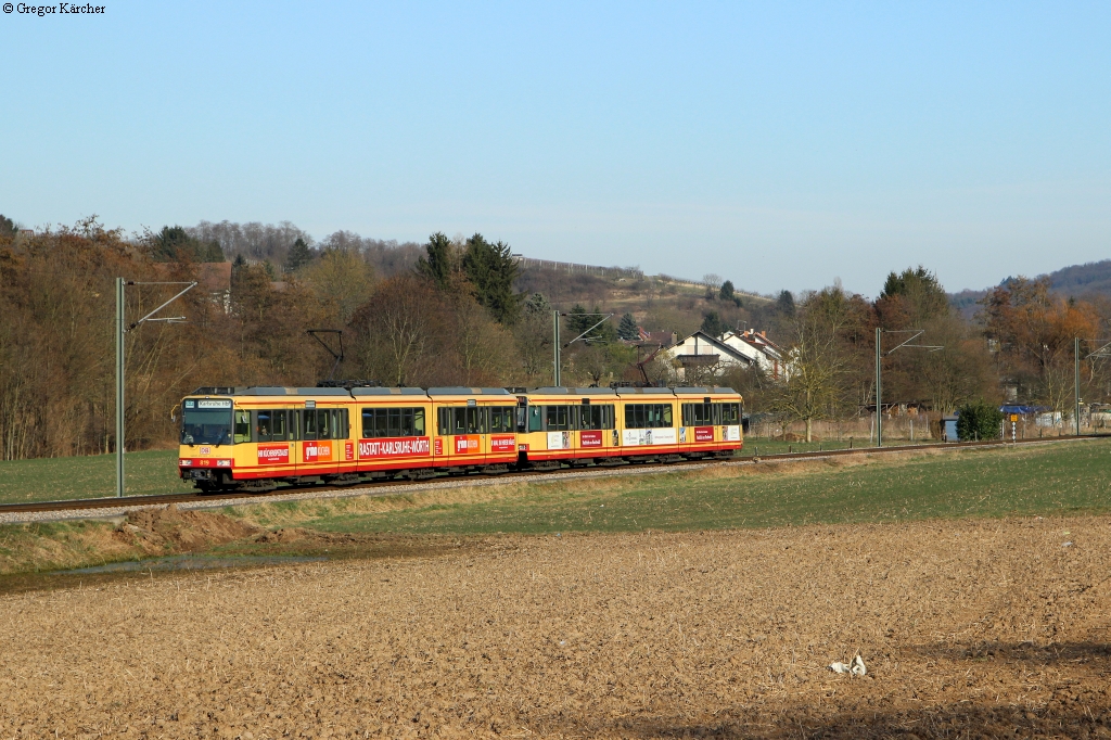 TW 819  grimm Küchen  und TW 811  Volkswohnung Karlsruhe  als S31 nach Karlsruhe Hbf bei Zeutern, 09.03.2015.