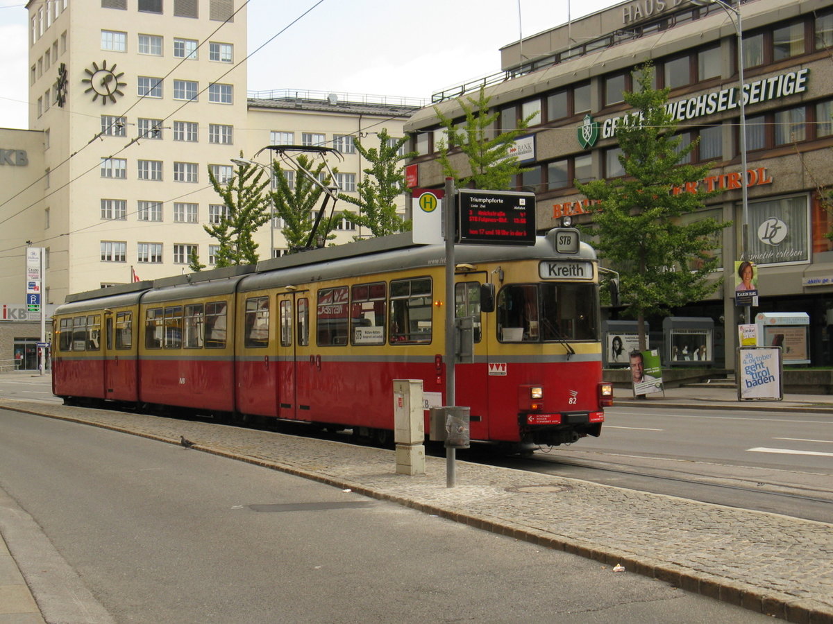 Tw 82 der Stubaitalbahn (ex-Hagen mit ex-Bielefeld Mittelteil) an der Haltestelle Triumphpforte in Innsbruck. Aufgenommen 20.9.2008.
