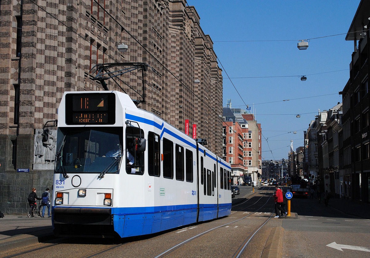 Tw. 831 überquert in der Vijzelstraat die Keizersgracht.(11.04.2016 )