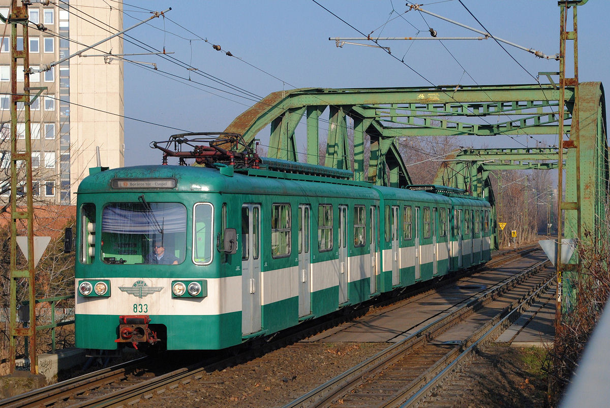 Tw. 833 der Vorortebahn nach Csepel überquert die Brücke über die Rackevei Dunai. (28.01.2015)