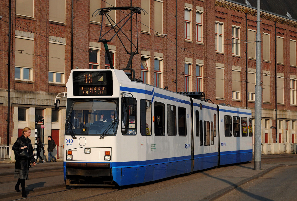 Tw. 840 wartet am 11.04.2016 an der Centraal Station auf die Abfahrt. Wie man erkennen kann, ist das Fahrpersonal trotz schwieriger Verkehrsverhältnisse sehr freundlich und zuvorkommend.