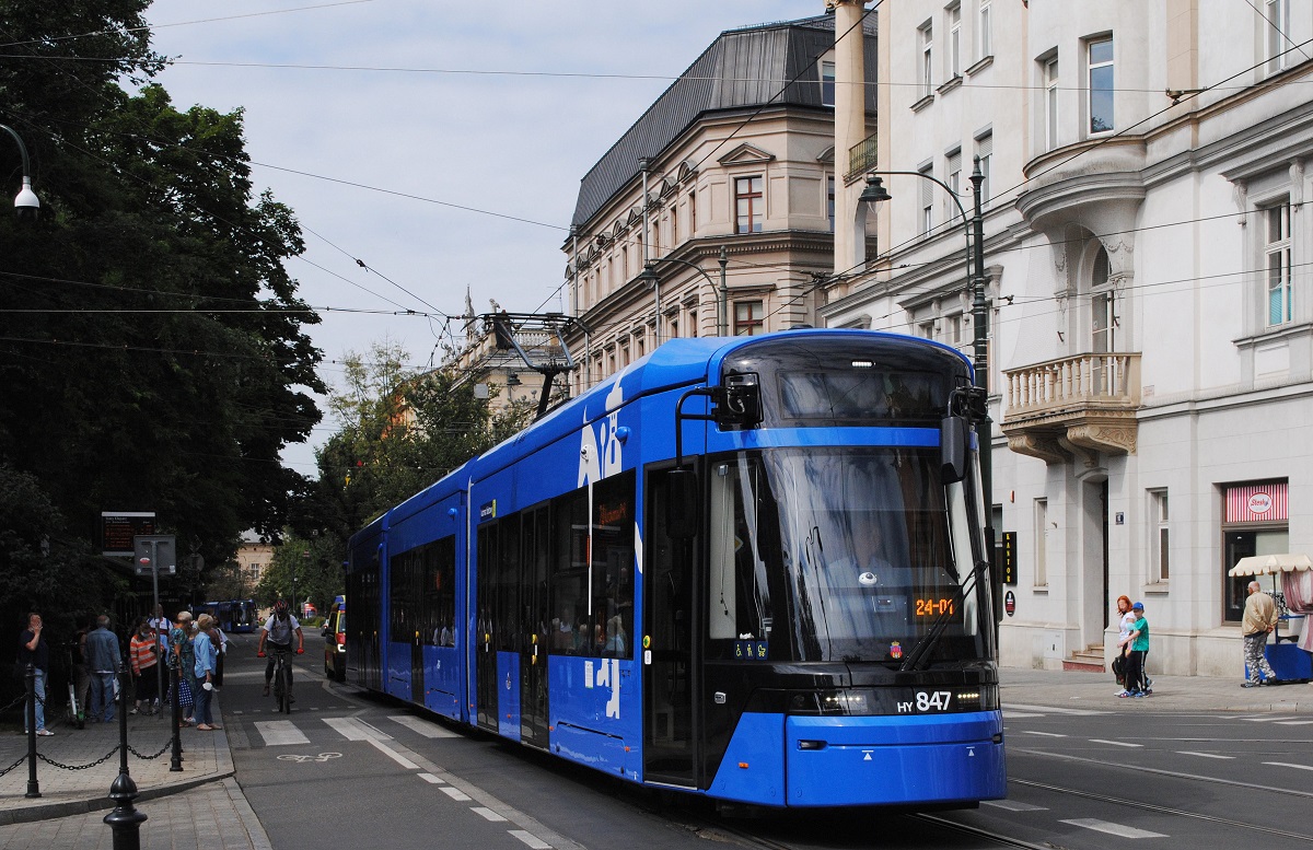 Tw. 847 überquert die Kreuzung ul. Basztowa/ ul. Druga. (20.08.2021)