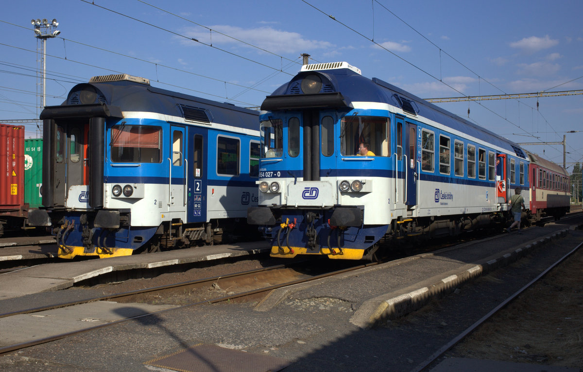 TW 854 027-0 ist in Melnik , aus Mseno kommend, eingelaufen. Ein anderer TW der selben Baureihe ist zum Ankuppeln vorbereitet und wird sich an das Ende des eingelaufenen Zuges setzen.10.06.2017  17:58 Uhr.