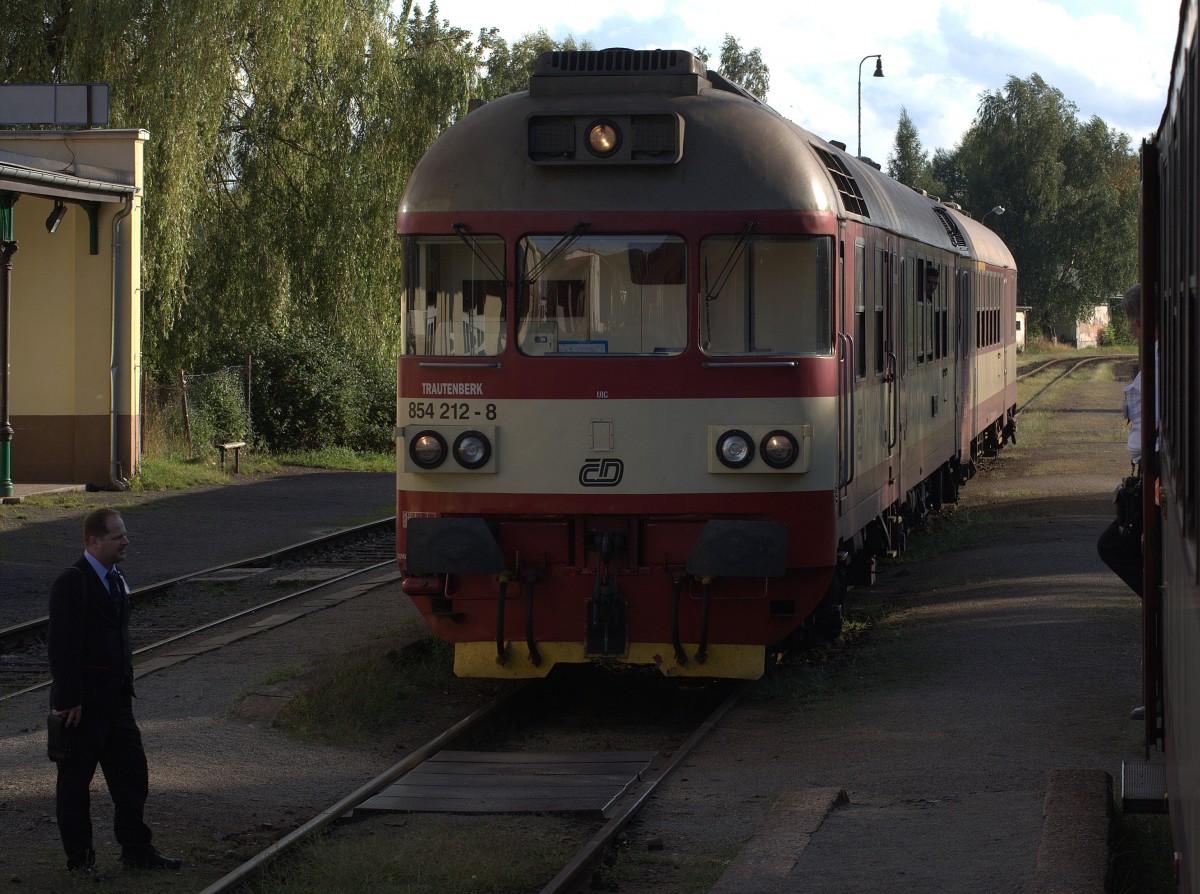 TW 854 212-8  Trautenberg  begegnet einen andern TW der Baureihe 854.Zeit für einen kurzen Schwatz der Schaffner.16.08.2014  18:07 Uhr in Novy Bor.