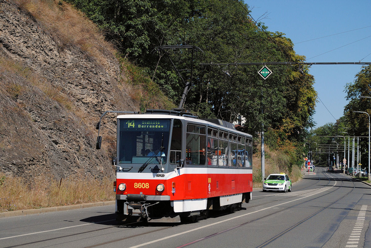 Tw. 8608 in der Na Zlichove kurz vor der Haltestelle Hlubočepy. ( 27.08.2016 ) 