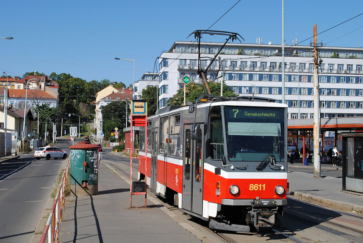 Tw. 8611 bei der Einfahrt in die Haltestelle Na Knižeci, das links vom Triebwagen erkennbare Haltestellenschild ist noch ein Relikt aus den frühen 1980er Jahren. (27.08.2016)