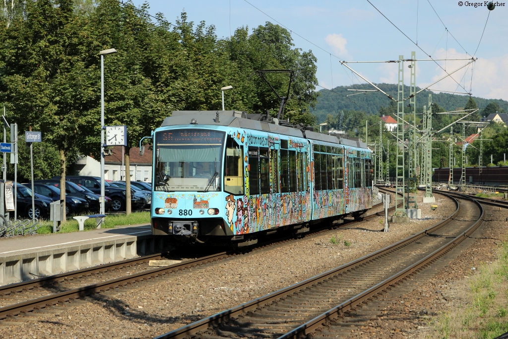 TW 880  Rizzibahn  beim Halt in Ka-Grötzingen, 24.07.2014. 