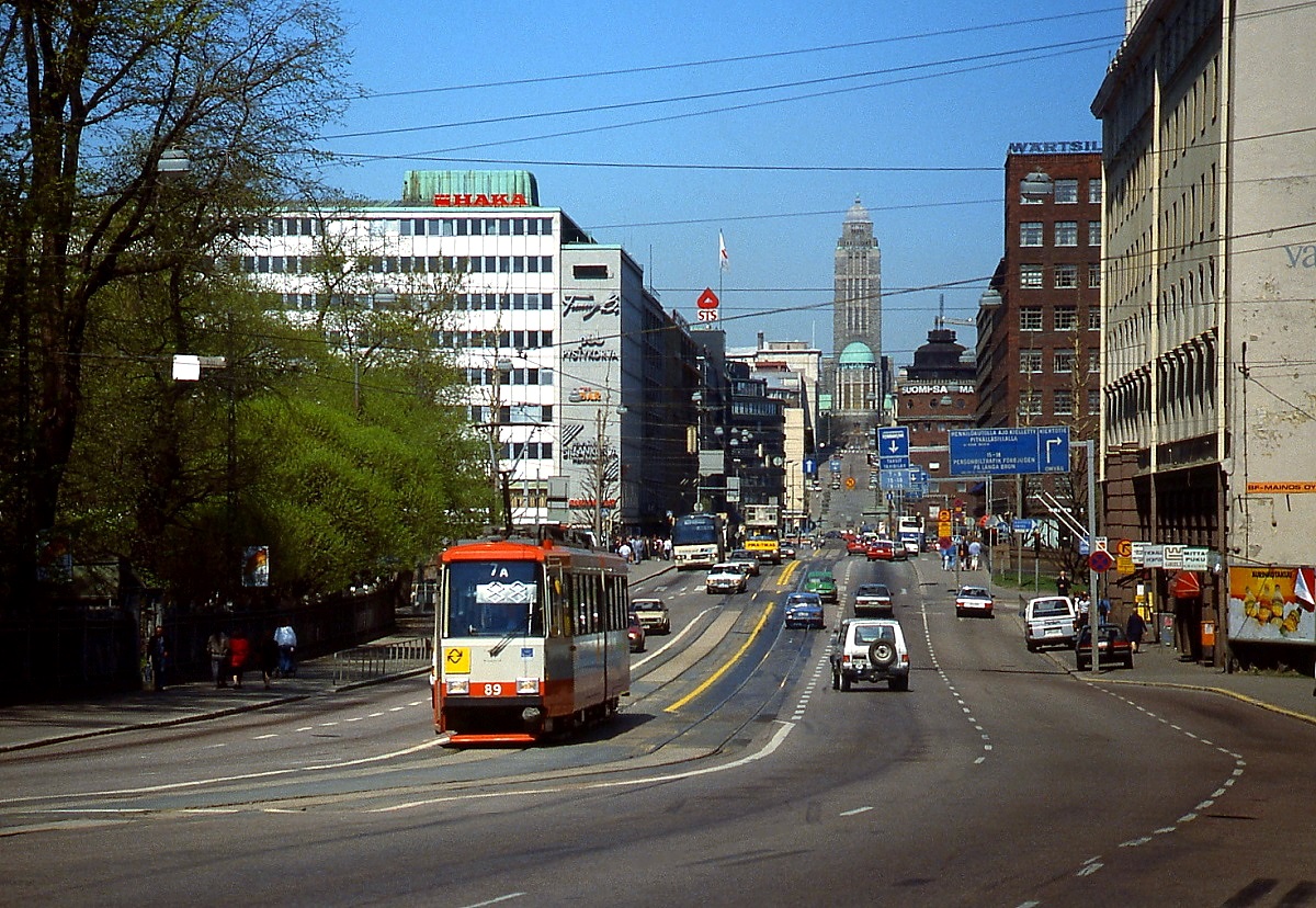 Tw 89 der Straßenbahn Helsinki im Juni 1988 auf der Broholmsgata, im Hintergrund die Berghäll kyrka 