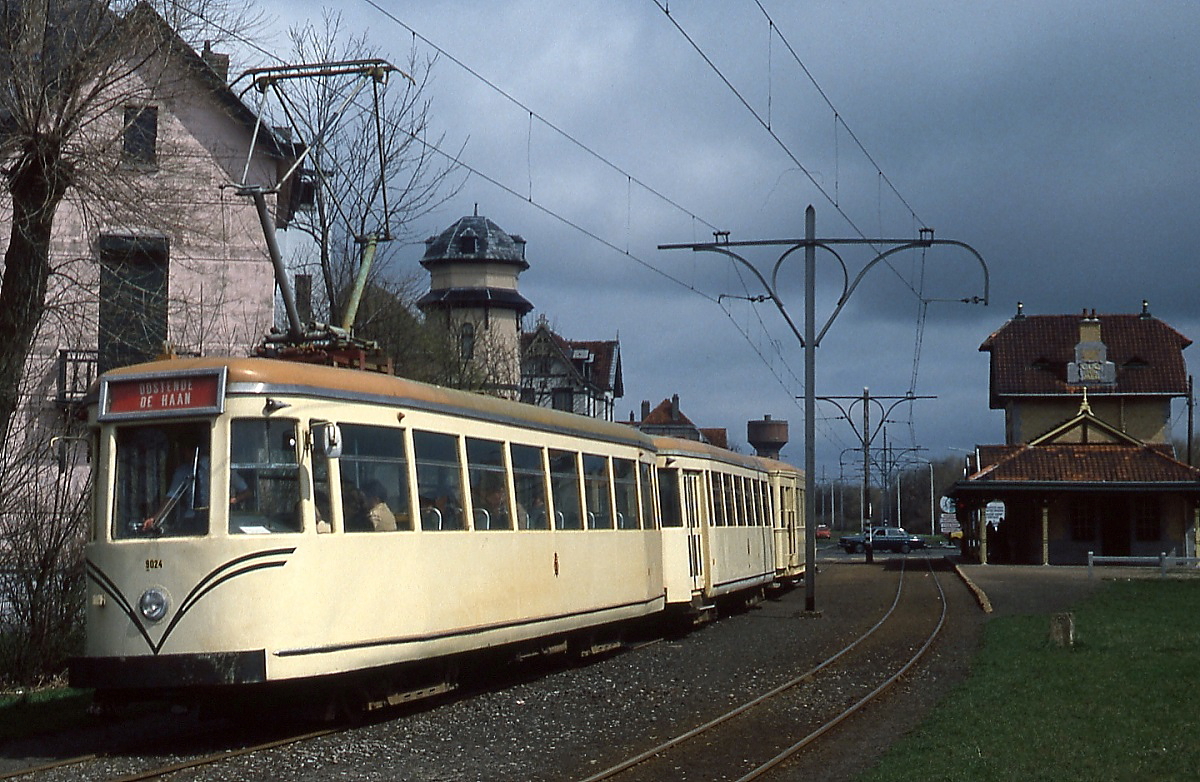 Tw 9024 fährt im Frühjahr 1979 aus De Haan Aan Zee aus