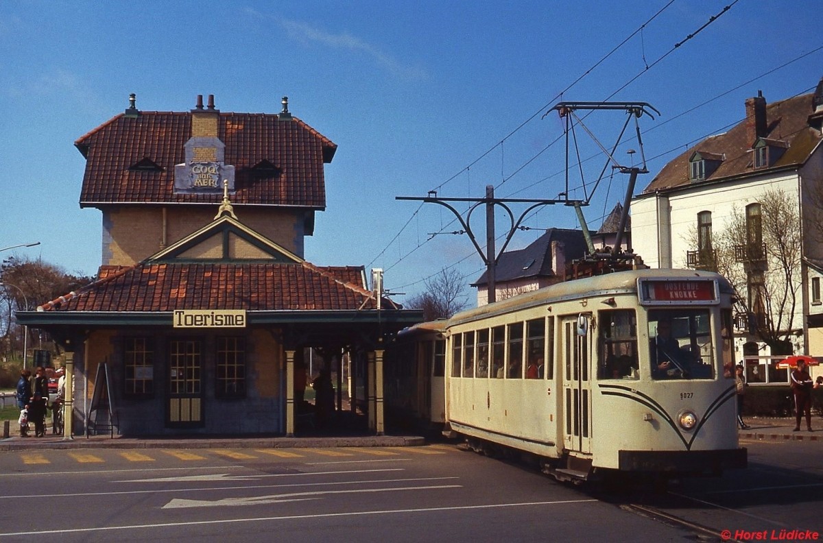 Tw 9027 der  kusttram  verlässt den Bahnhof De Haan (Frühjahr 1979)