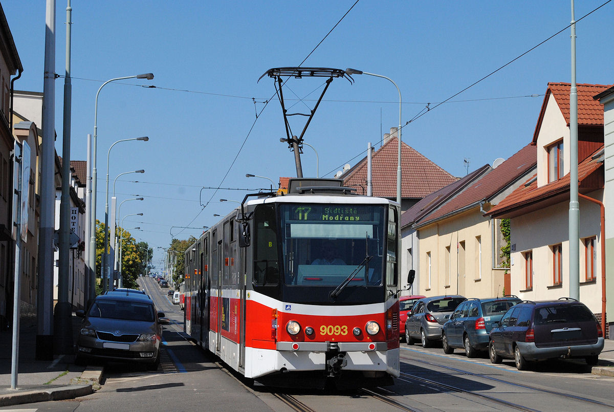 Tw. 9093 auf der Fahrt durch die Klapkova ulice im Zentrum des Stadtteils Kobilisy. ( 24.08.2016 ) 