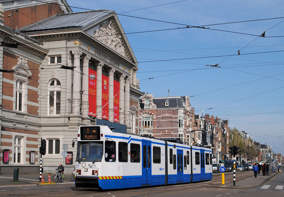 Tw. 914 an der Haltestelle Museumsplein, im Hintergrund sieht man das Konzertgebäude Amsterdams. (13.04.2016)