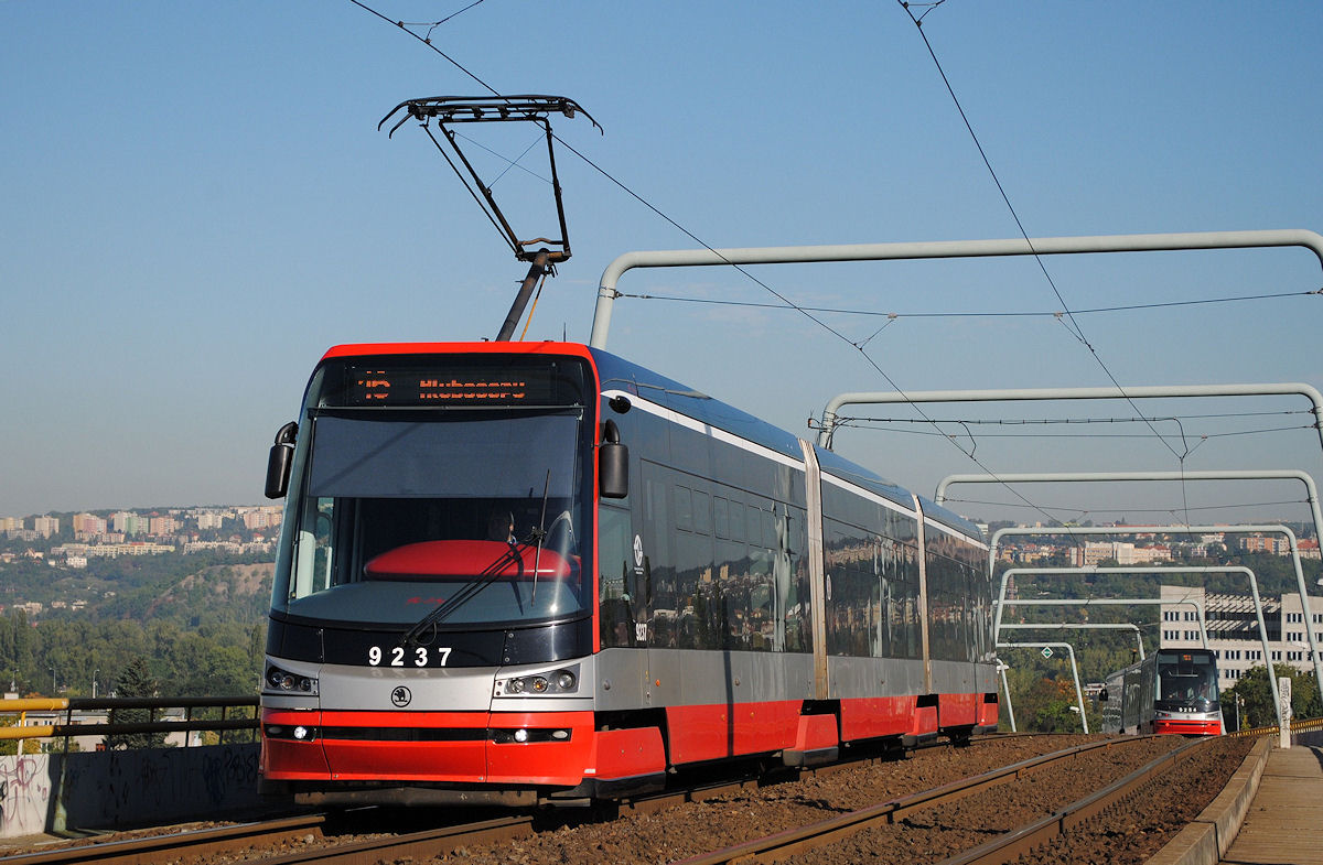 Tw. 9237 auf der in den frühen 1990er - Jahren errichteten Brücke zwischen den Haltestellen Palmovka und Ohrada. (17.09.2015)