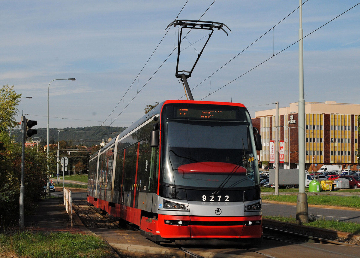 Tw. 9272 hat soeben die Haltestelle Poliklinika Modrany verlassen und fährt jetzt entlang der Ulica Generala Siska ins Siedlungsgebiet Modrany. (16.09.2015 )