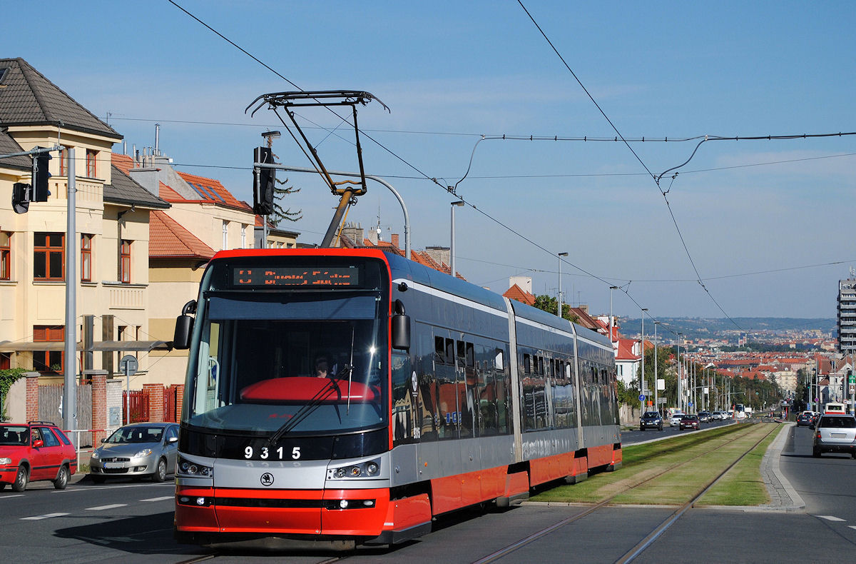 Tw. 9315 in der Evropska kurz vor der Haltestelle Borislavska. (16.09.2015 )