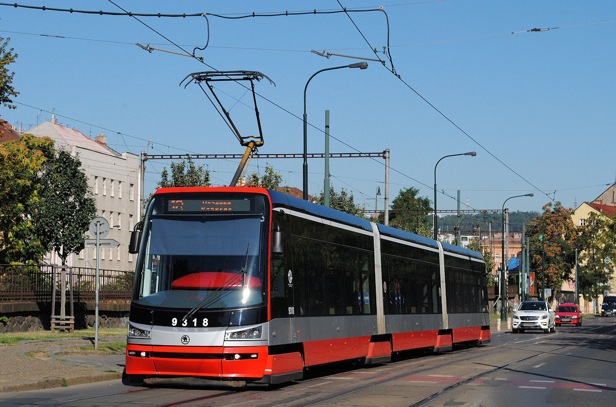 Tw. 9318 nähert sich am Morgen des 26.08.2016 der Haltestelle Ostrcilovo namesti.