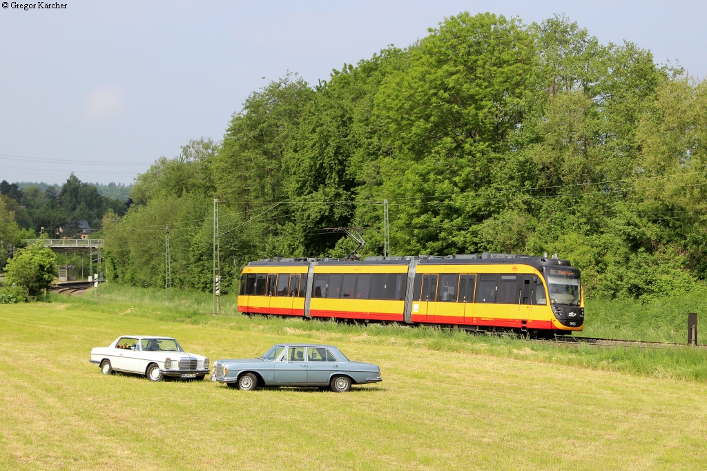 TW 943 als S9 nach Mühlacker bei Ölbronn, 17.05.2015.