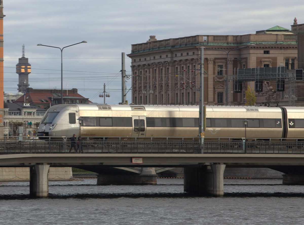 TW der Baureihe X2  auf der Zentralbrücke in Stockholm. 03.11.2018 12:05 Uhr 
