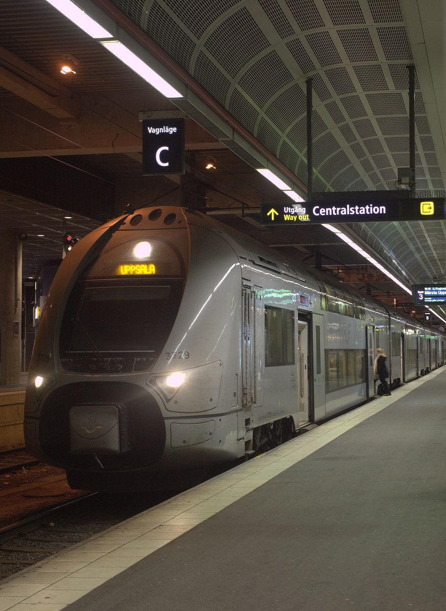 TW der Baureihe X40 abfahrbereit nach Uppsala. Stockholm C   03.11.2018  18:02 Uhr.