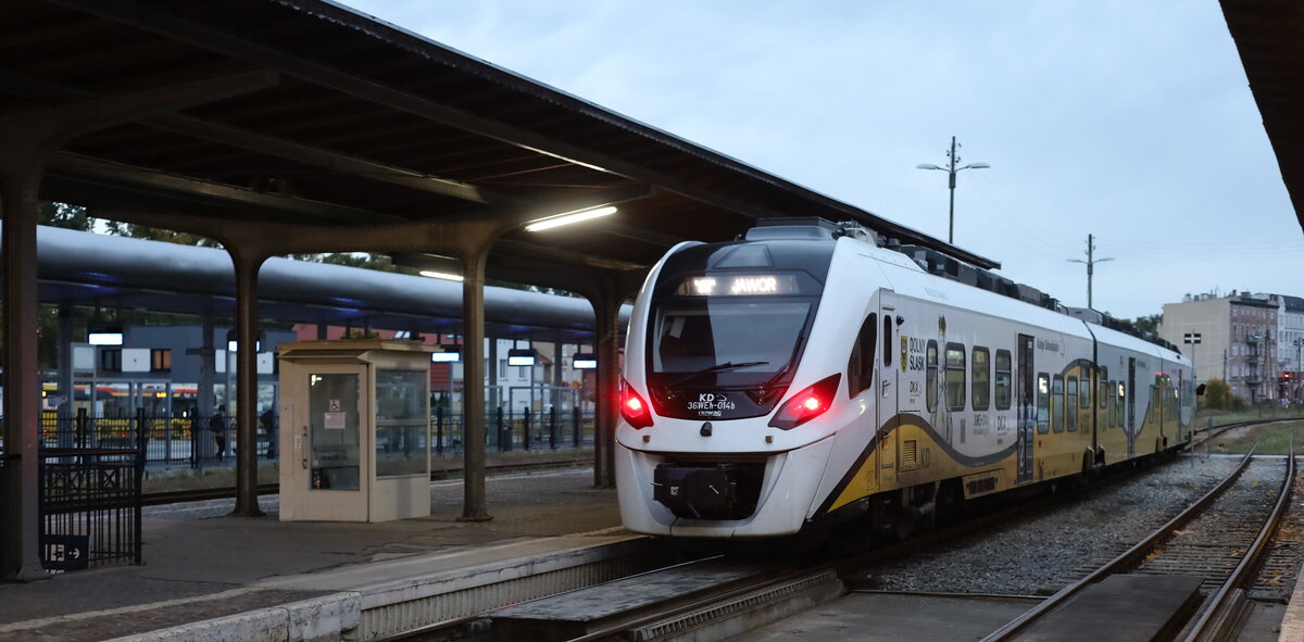 TW der EVU Koleje Dolnośląskie, kurz KD (deutsch: Niederschlesische Eisenbahnen) steht abfahrbereit nach Jawor. KD ist ein Eisenbahnverkehrsunternehmen im Eigentum der Woiwodschaft Niederschlesien. Die TW der Baureihe 36WEH sind Hybridfahrzeuge, gebaut beim polnischen Herstellers PESA Bydgoszcz.Der Bahnhof ist saniert.23.10.26  gegen 17:30 Uhr beim Stadtbummel durch Swidnica.