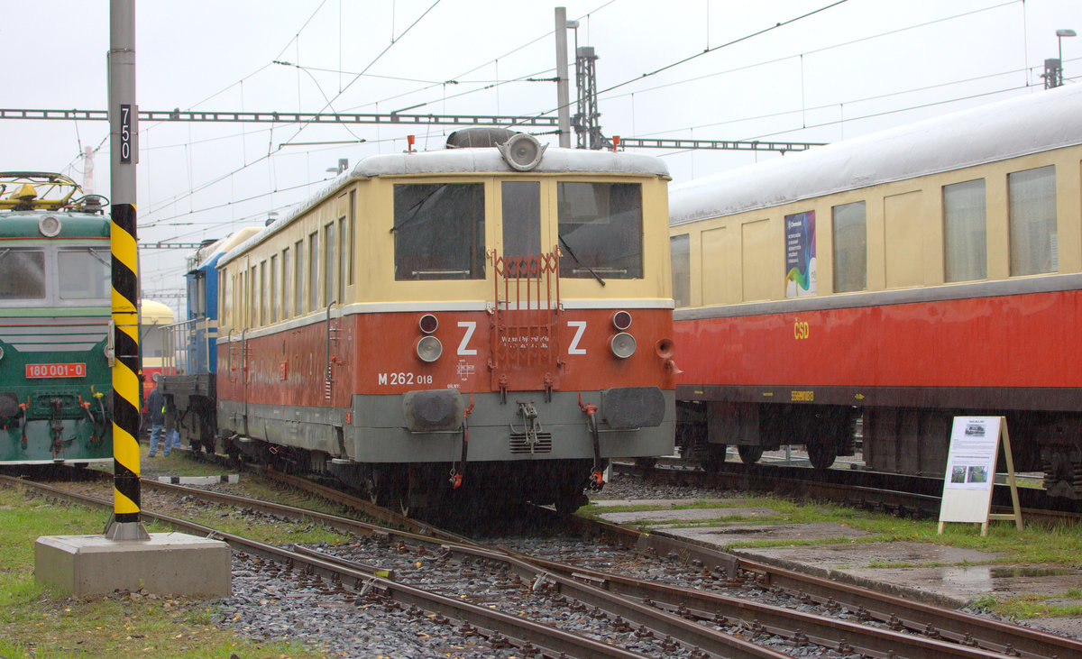 TW M262 018  trotzt dem strömenden Regen in Bohumin. 23.09.2017  11:39 Uhr.