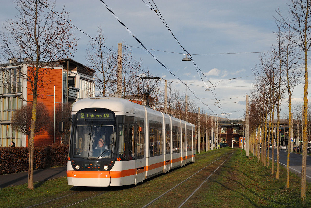 Tw.004 hat die Solarcity hinter sich gelassen und erreicht in Kürze die Haltestelle Neufelderstraße. (19.11.2015)