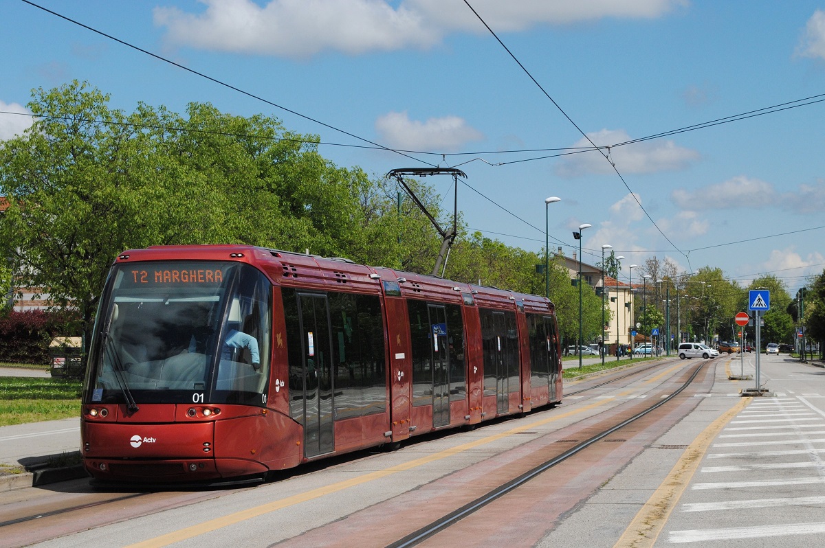 Tw.01 nähert sich in der Via della Rinascita der Haltestelle Emmer. (27.04.2022)