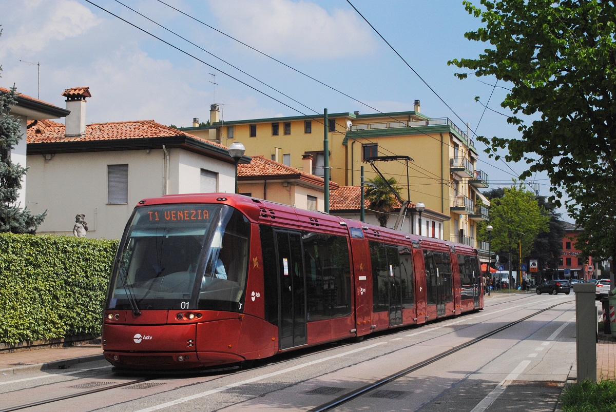 Tw.01 in der Via San Dona unweit der Haltestelle Pastrello. (25.04.2022)