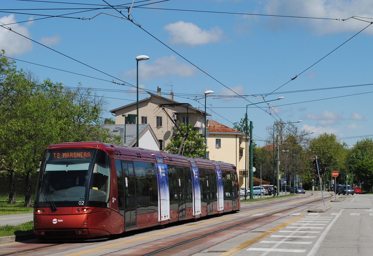 Tw.02 als Linie T2 in der Via della Rinascita auf Höhe der Via Giovanni Minotto. (27.04.2022)