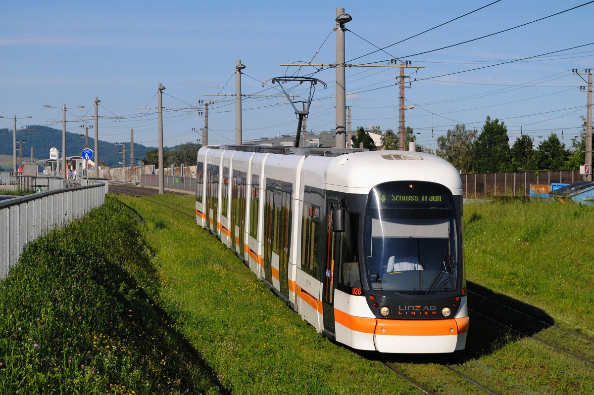 Tw.026 als Linie 4 nach Schloß Traun kurz vor der Westbahnunterführung in Unter Gaumberg. (12.06.2020)