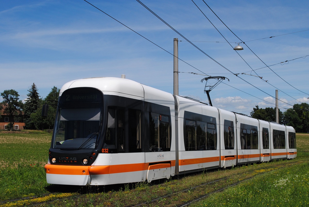 Tw.032 erreicht als Linie 2 in Kürze die Haltestelle Hillerstraße. (12.06.2020)