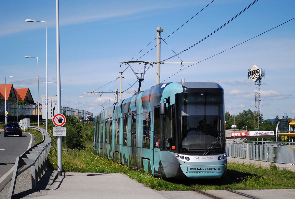 Tw.068 als Linie 4 nach Traun bei der Einfahrt in die Haltestelle  Im Bäckerfeld . (12.06.2020)