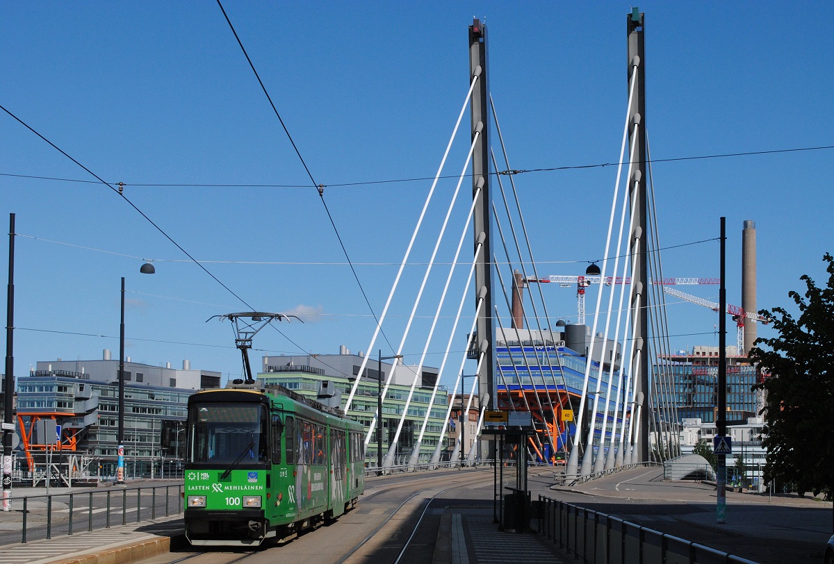 Tw.100 als Linie 8 in der Länsisatamakatu bei der Einfahrt in die Haltestelle Crusellinsilta. (09.06.2023)