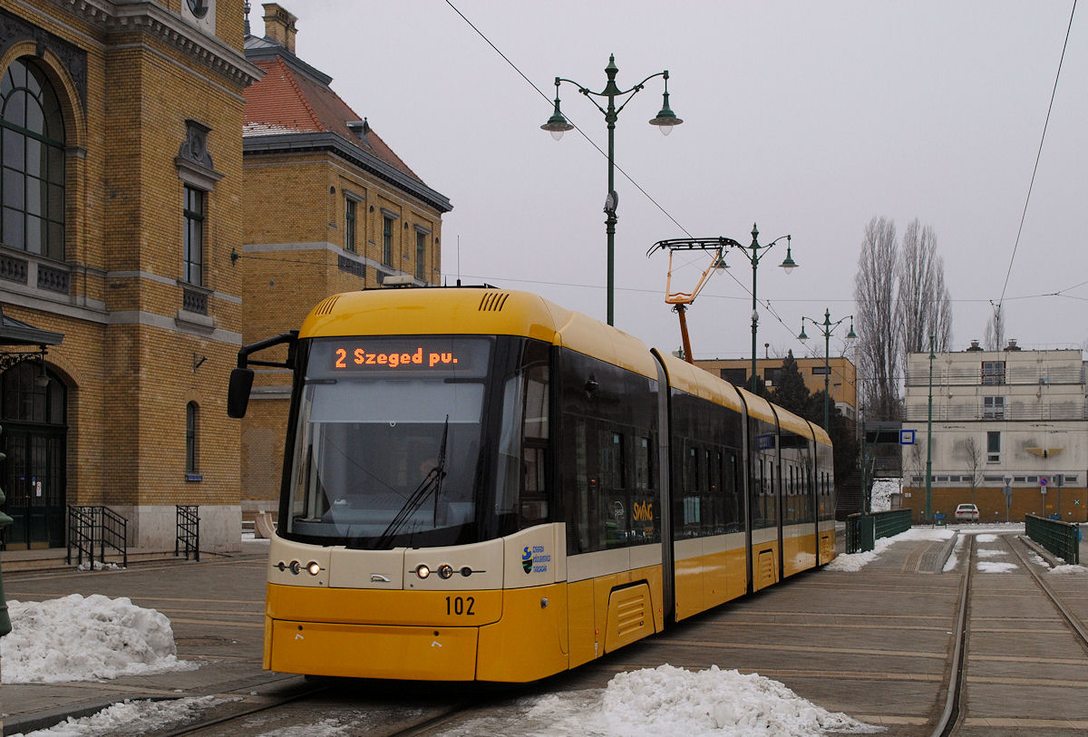 Tw.102, Indohaz ter, links erkennt man das Bahnhofsgebäude von Szeged. (28.01.2017)